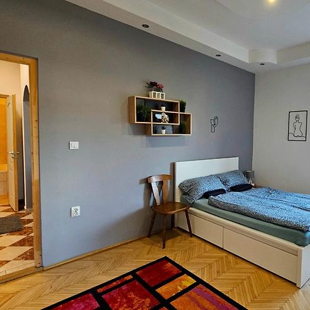 Lovely Central Apartment With Free Parking, Koezponthoz Koezeli 3 Szobas Lakas Γκιόρ Εξωτερικό φωτογραφία