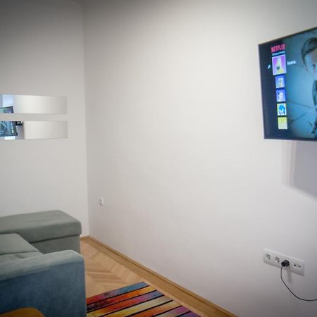 Lovely Central Apartment With Free Parking, Koezponthoz Koezeli 3 Szobas Lakas Γκιόρ Εξωτερικό φωτογραφία