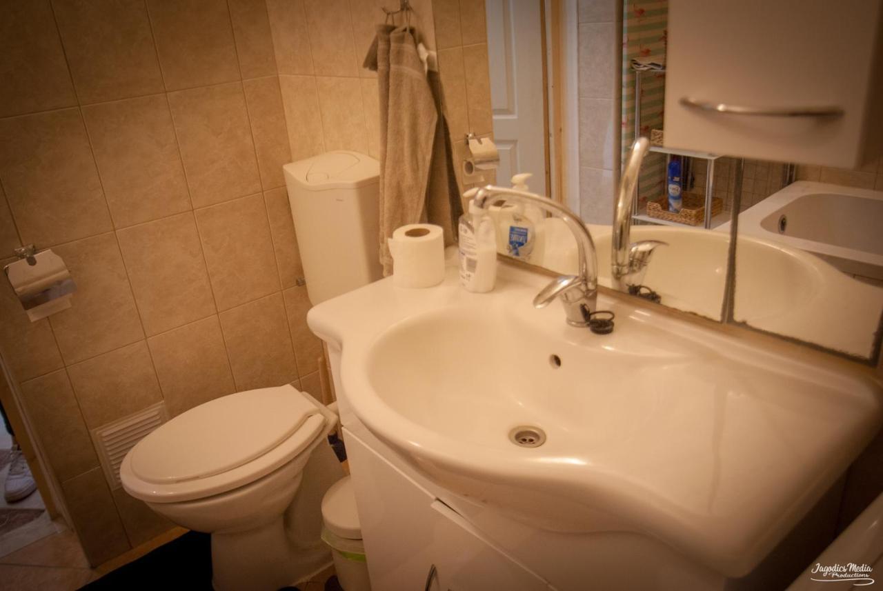 Lovely Central Apartment With Free Parking, Koezponthoz Koezeli 3 Szobas Lakas Γκιόρ Εξωτερικό φωτογραφία