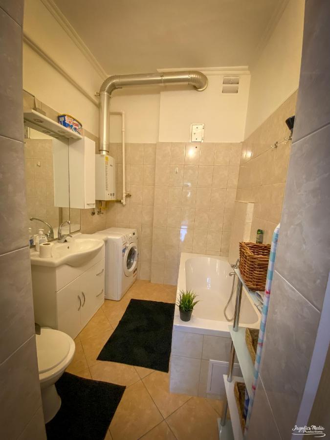 Lovely Central Apartment With Free Parking, Koezponthoz Koezeli 3 Szobas Lakas Γκιόρ Εξωτερικό φωτογραφία