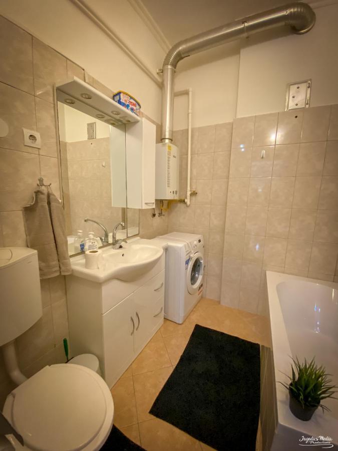Lovely Central Apartment With Free Parking, Koezponthoz Koezeli 3 Szobas Lakas Γκιόρ Εξωτερικό φωτογραφία
