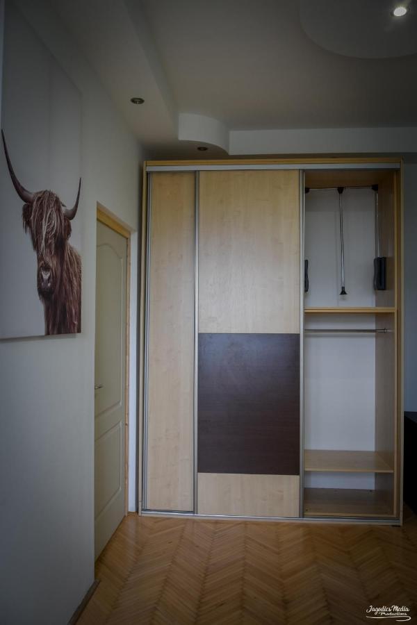 Lovely Central Apartment With Free Parking, Koezponthoz Koezeli 3 Szobas Lakas Γκιόρ Εξωτερικό φωτογραφία