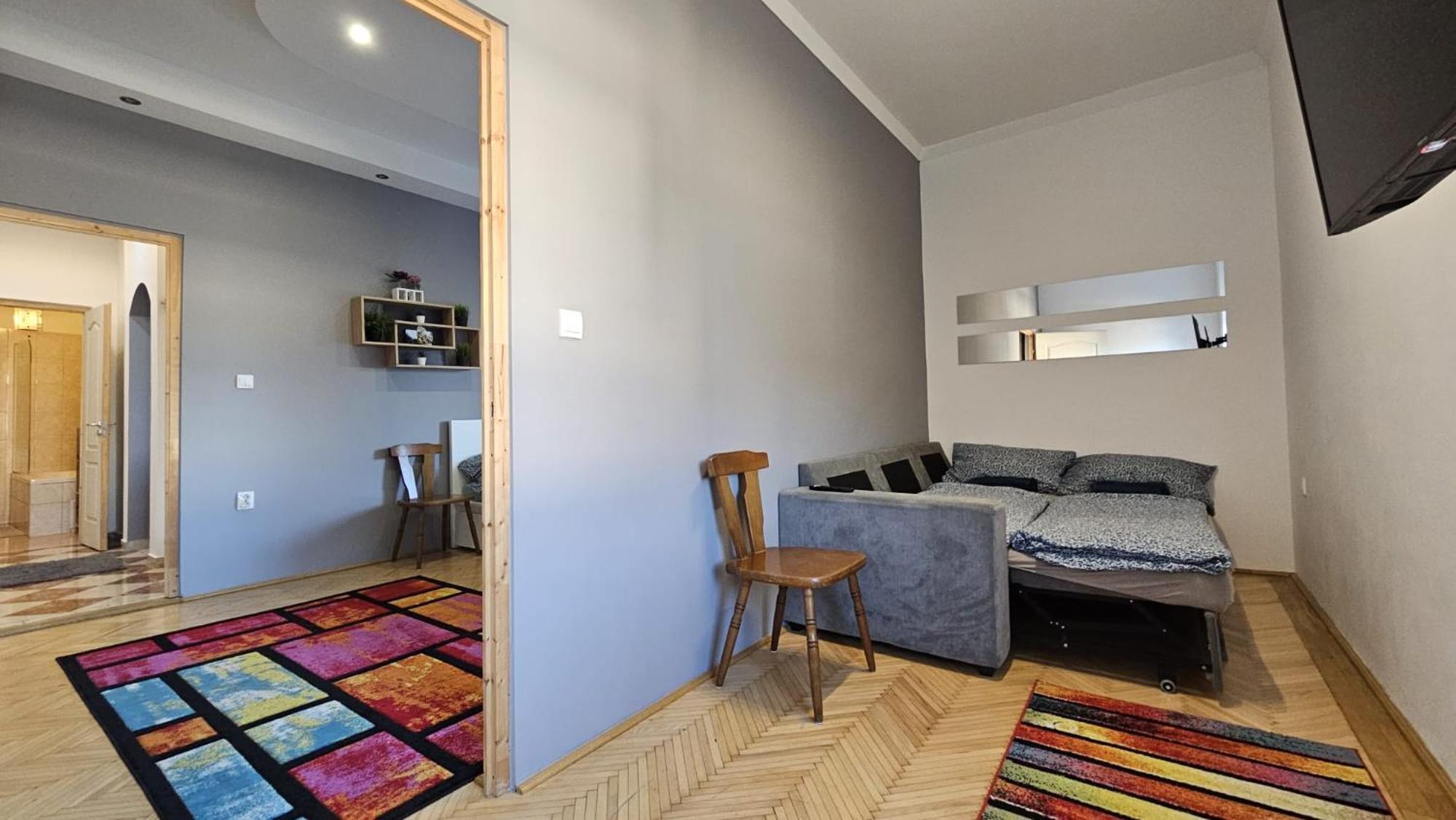 Lovely Central Apartment With Free Parking, Koezponthoz Koezeli 3 Szobas Lakas Γκιόρ Εξωτερικό φωτογραφία