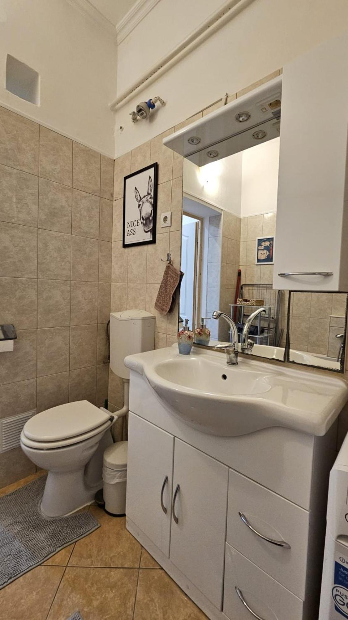 Lovely Central Apartment With Free Parking, Koezponthoz Koezeli 3 Szobas Lakas Γκιόρ Εξωτερικό φωτογραφία