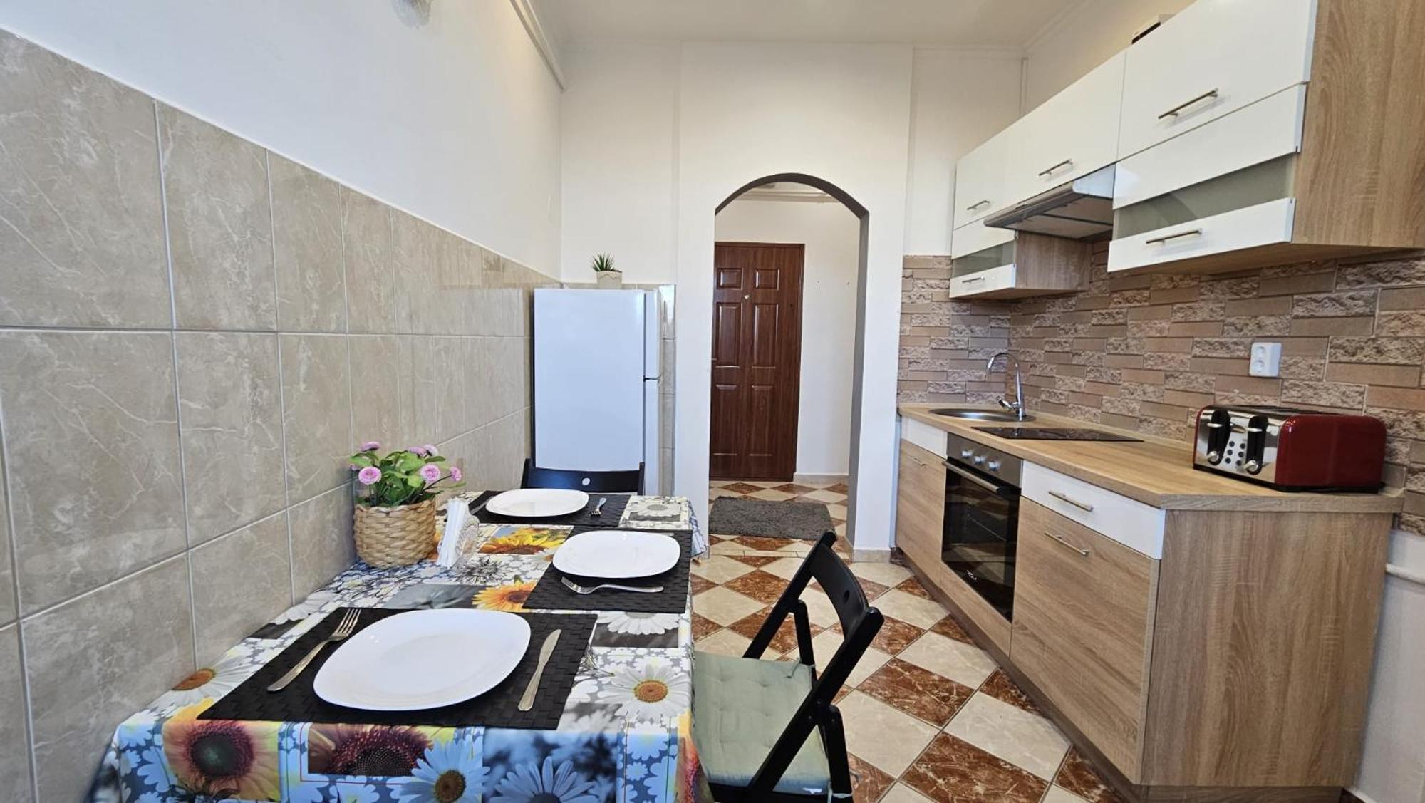 Lovely Central Apartment With Free Parking, Koezponthoz Koezeli 3 Szobas Lakas Γκιόρ Εξωτερικό φωτογραφία