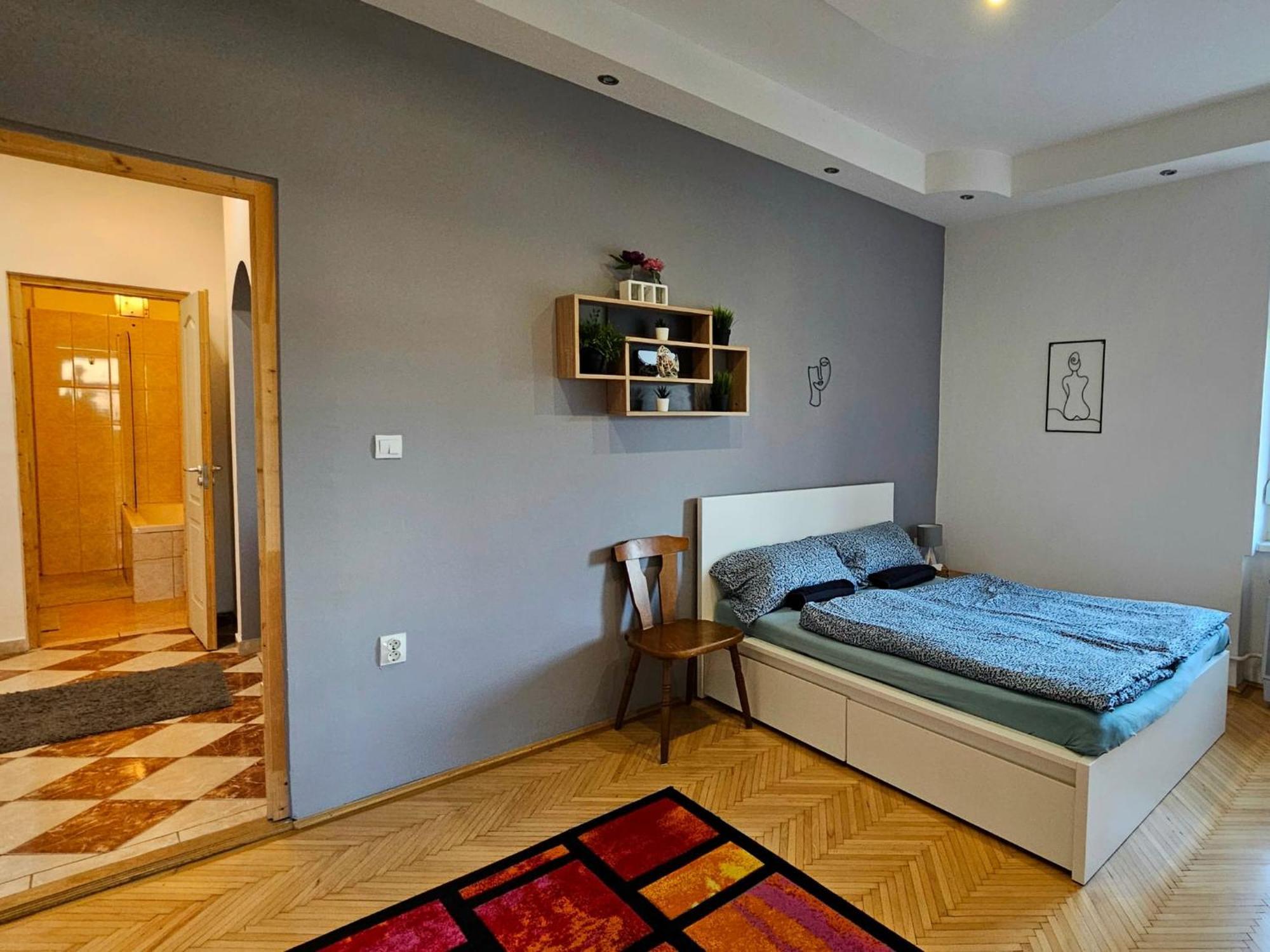 Lovely Central Apartment With Free Parking, Koezponthoz Koezeli 3 Szobas Lakas Γκιόρ Εξωτερικό φωτογραφία