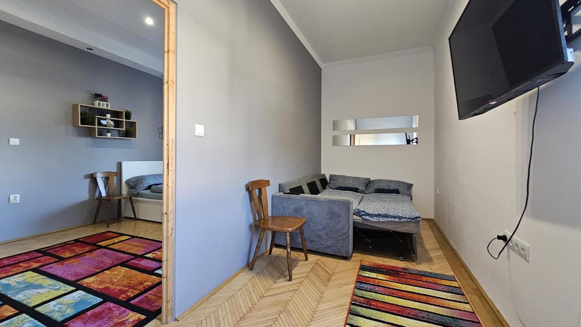 Lovely Central Apartment With Free Parking, Koezponthoz Koezeli 3 Szobas Lakas Γκιόρ Εξωτερικό φωτογραφία