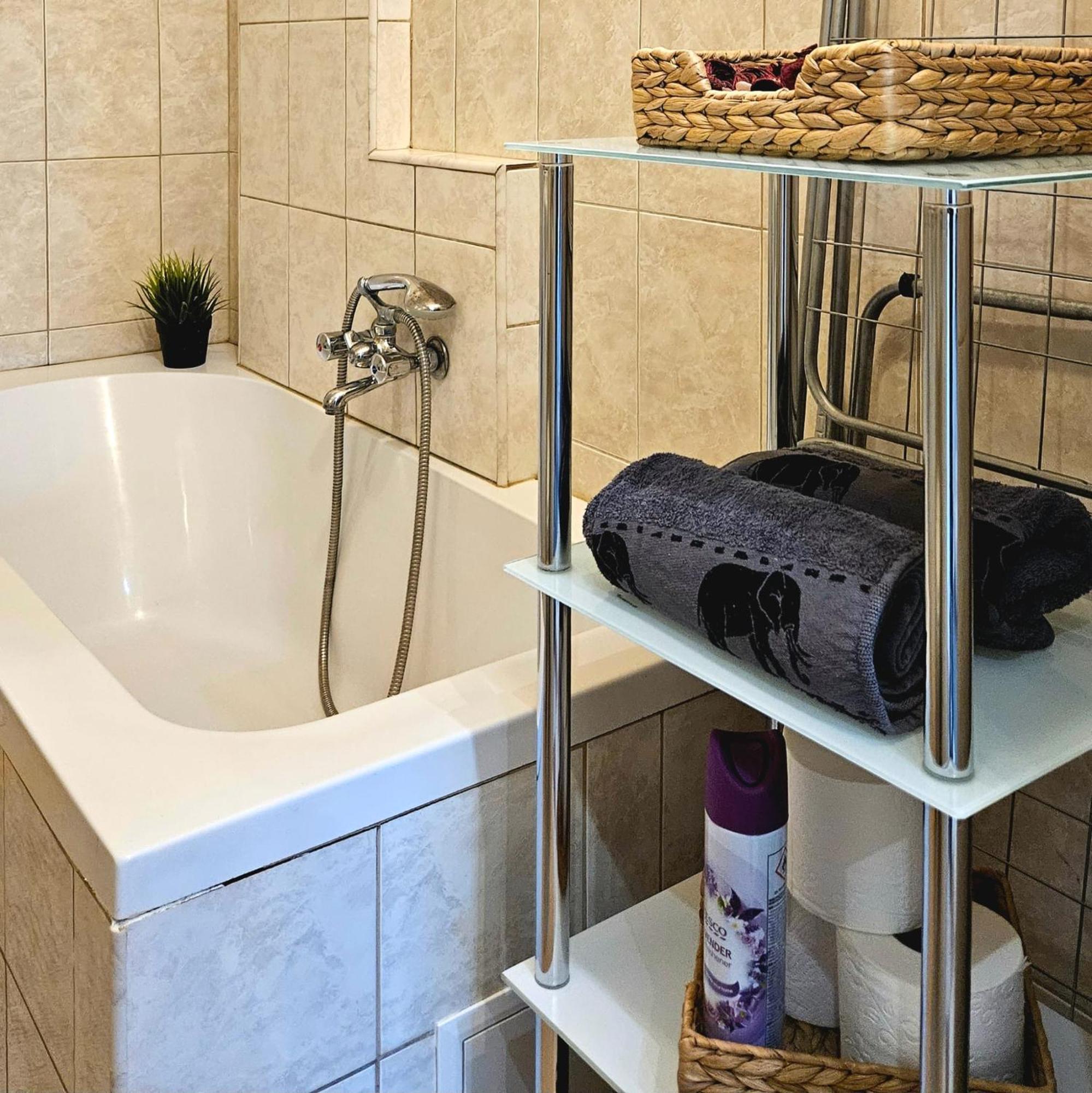 Lovely Central Apartment With Free Parking, Koezponthoz Koezeli 3 Szobas Lakas Γκιόρ Εξωτερικό φωτογραφία