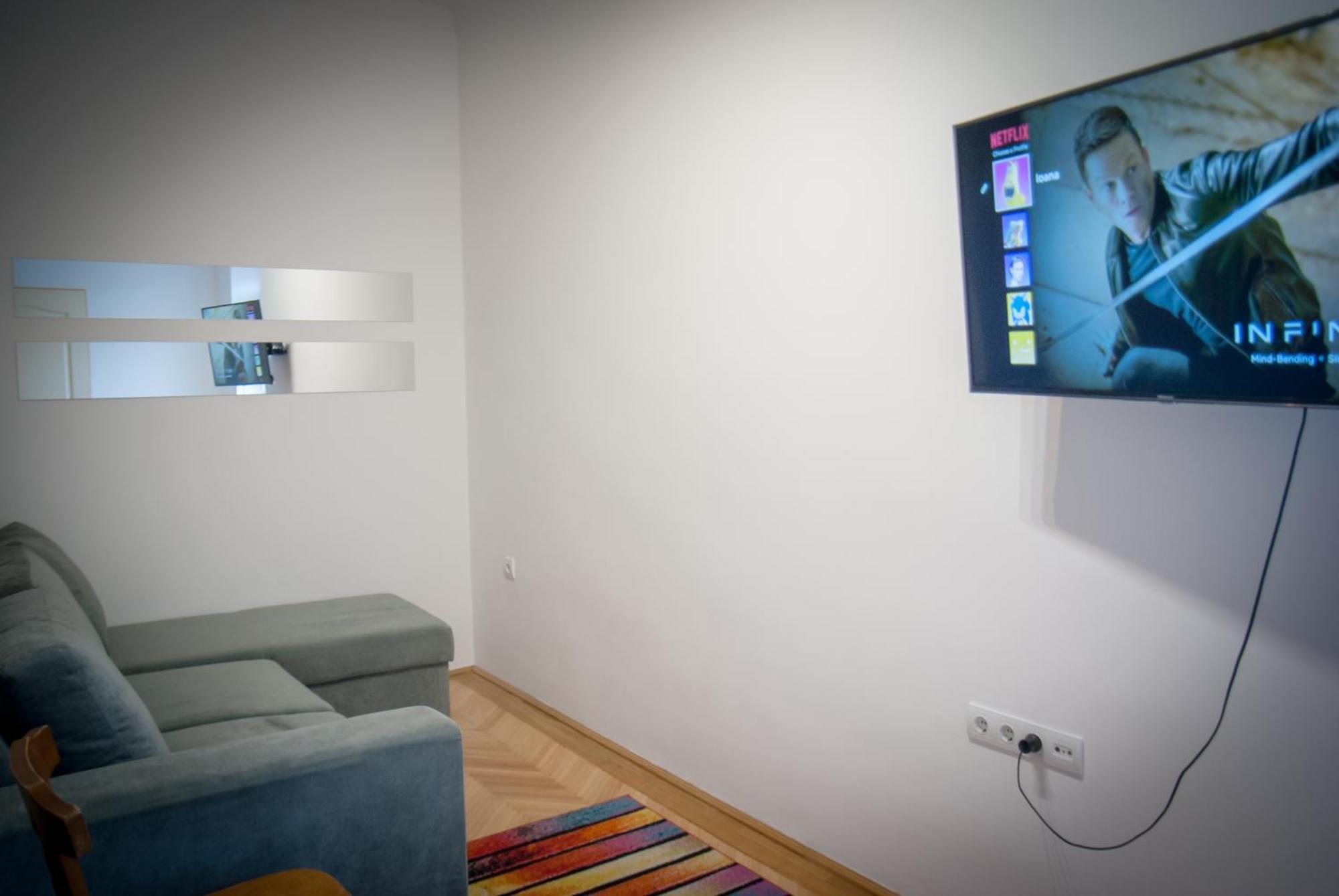 Lovely Central Apartment With Free Parking, Koezponthoz Koezeli 3 Szobas Lakas Γκιόρ Εξωτερικό φωτογραφία