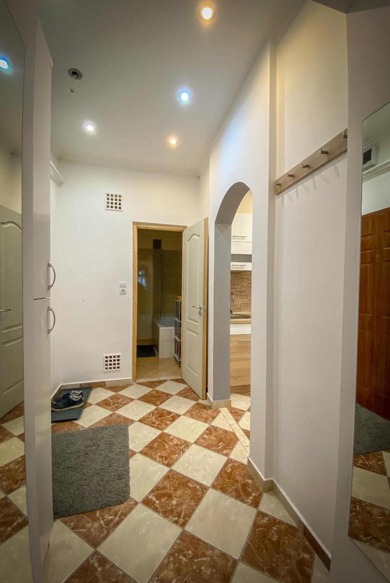 Lovely Central Apartment With Free Parking, Koezponthoz Koezeli 3 Szobas Lakas Γκιόρ Εξωτερικό φωτογραφία