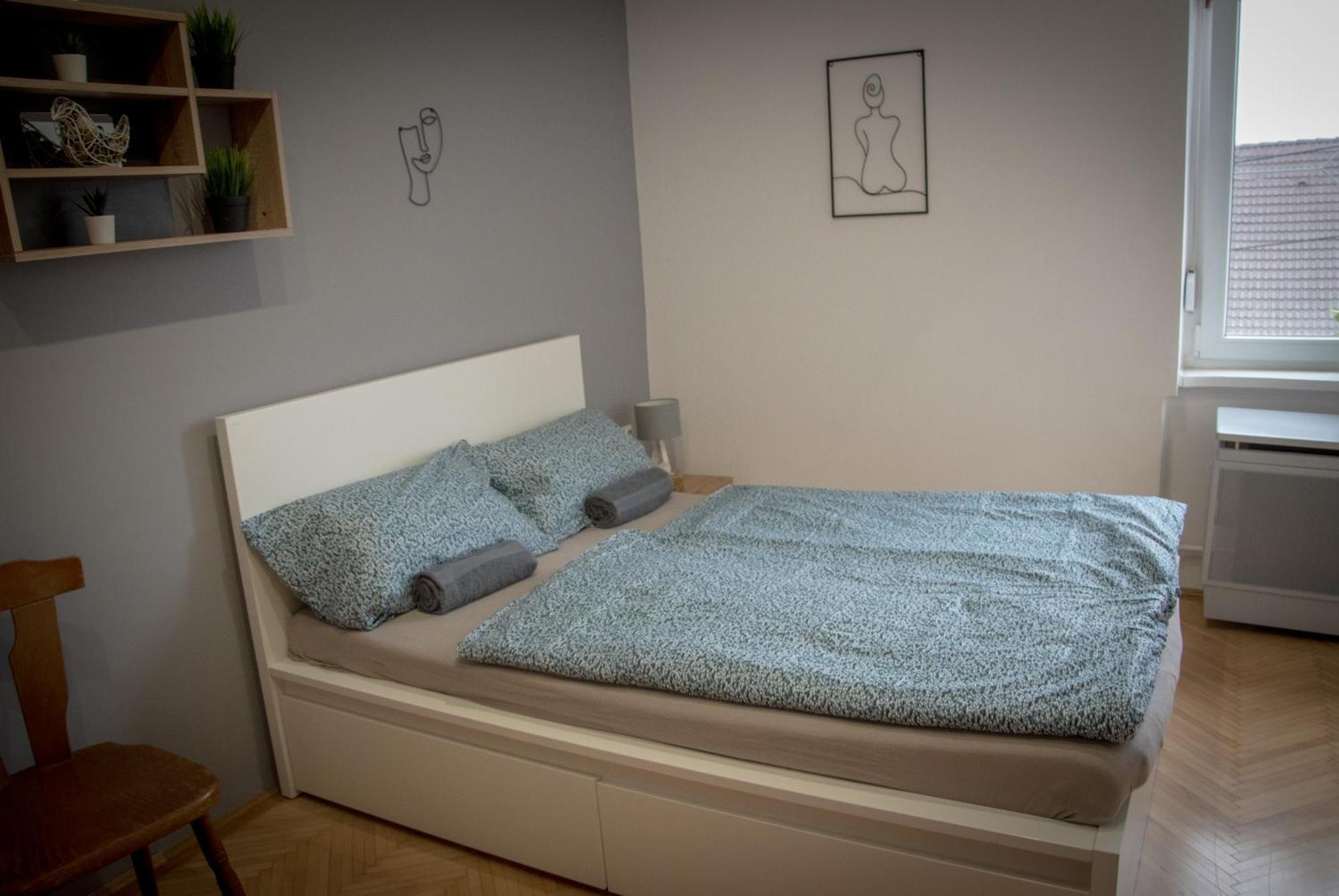 Lovely Central Apartment With Free Parking, Koezponthoz Koezeli 3 Szobas Lakas Γκιόρ Εξωτερικό φωτογραφία