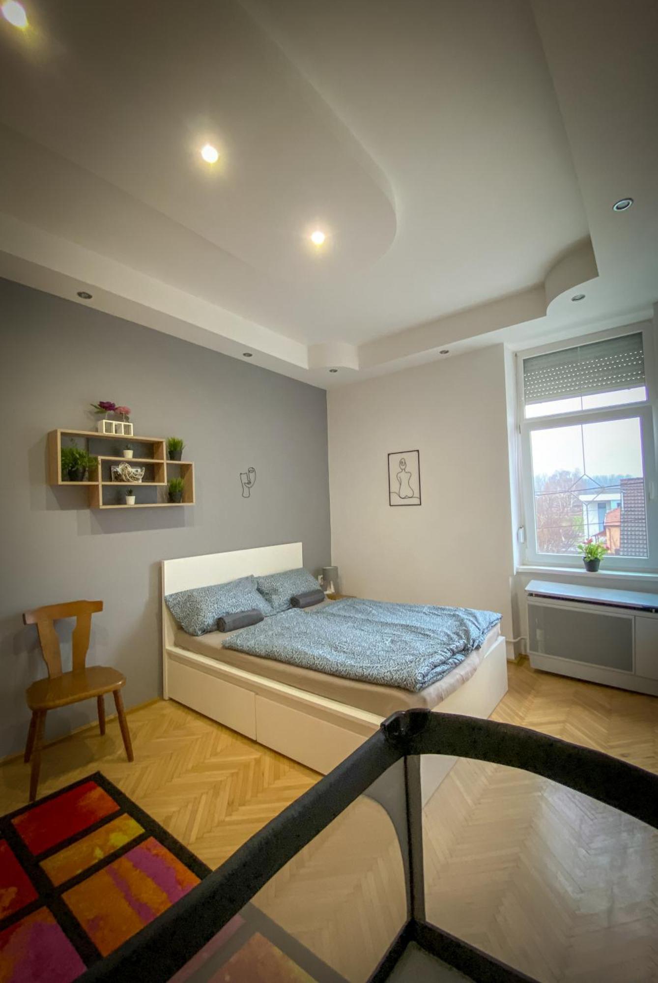 Lovely Central Apartment With Free Parking, Koezponthoz Koezeli 3 Szobas Lakas Γκιόρ Εξωτερικό φωτογραφία