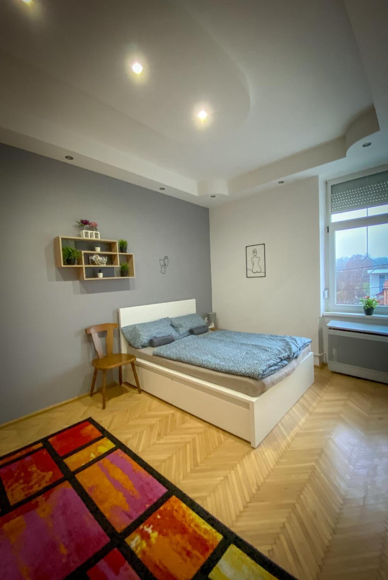Lovely Central Apartment With Free Parking, Koezponthoz Koezeli 3 Szobas Lakas Γκιόρ Εξωτερικό φωτογραφία