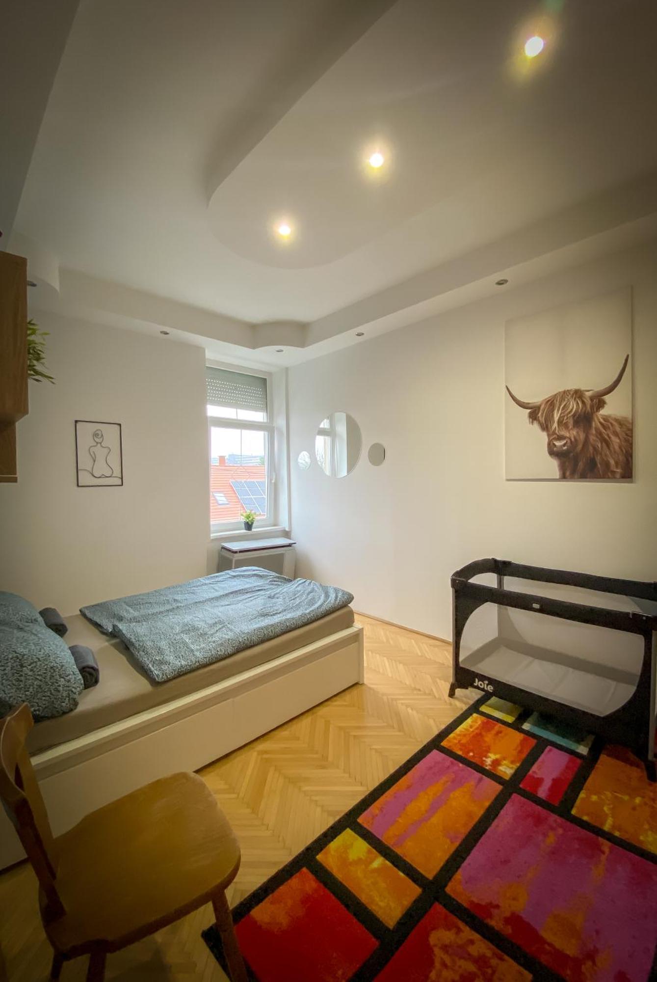 Lovely Central Apartment With Free Parking, Koezponthoz Koezeli 3 Szobas Lakas Γκιόρ Εξωτερικό φωτογραφία