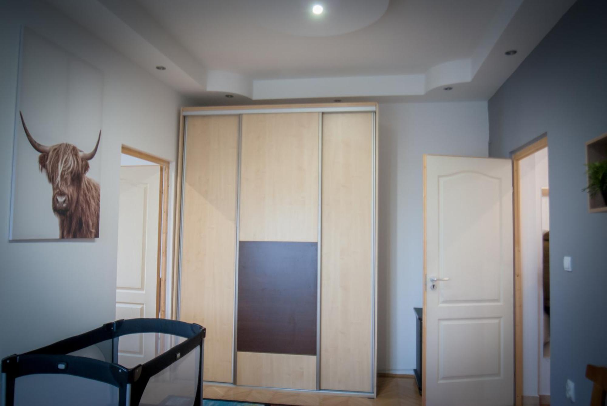 Lovely Central Apartment With Free Parking, Koezponthoz Koezeli 3 Szobas Lakas Γκιόρ Εξωτερικό φωτογραφία