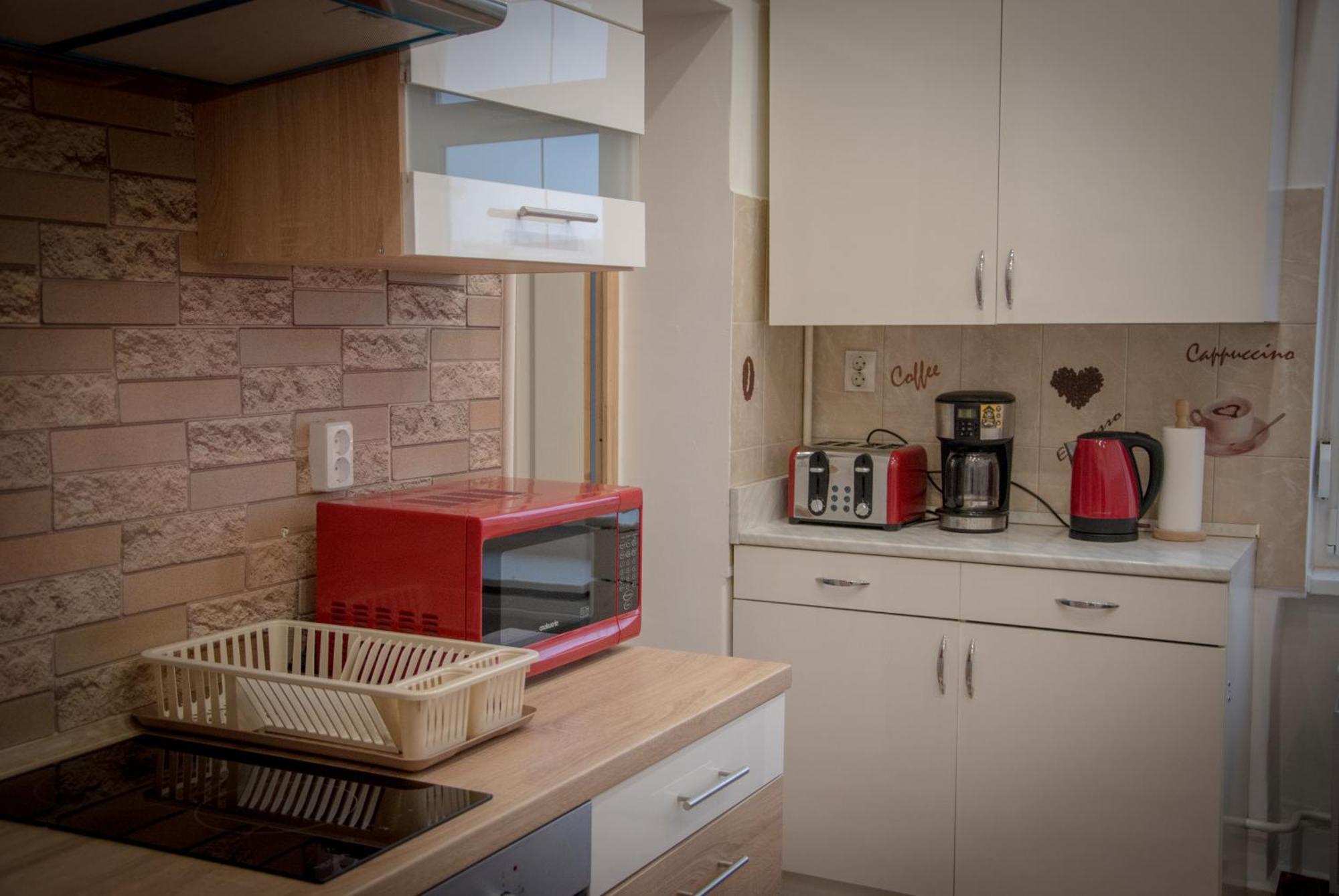 Lovely Central Apartment With Free Parking, Koezponthoz Koezeli 3 Szobas Lakas Γκιόρ Εξωτερικό φωτογραφία