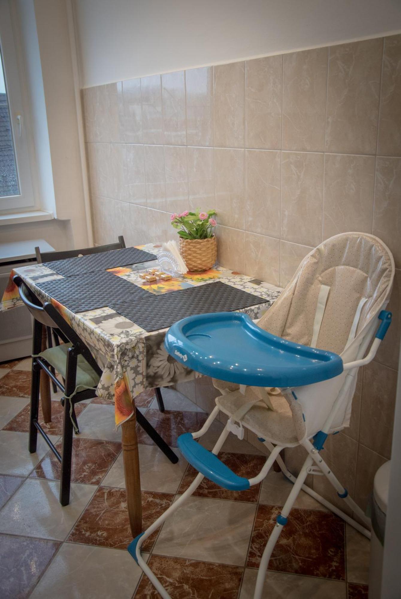 Lovely Central Apartment With Free Parking, Koezponthoz Koezeli 3 Szobas Lakas Γκιόρ Εξωτερικό φωτογραφία