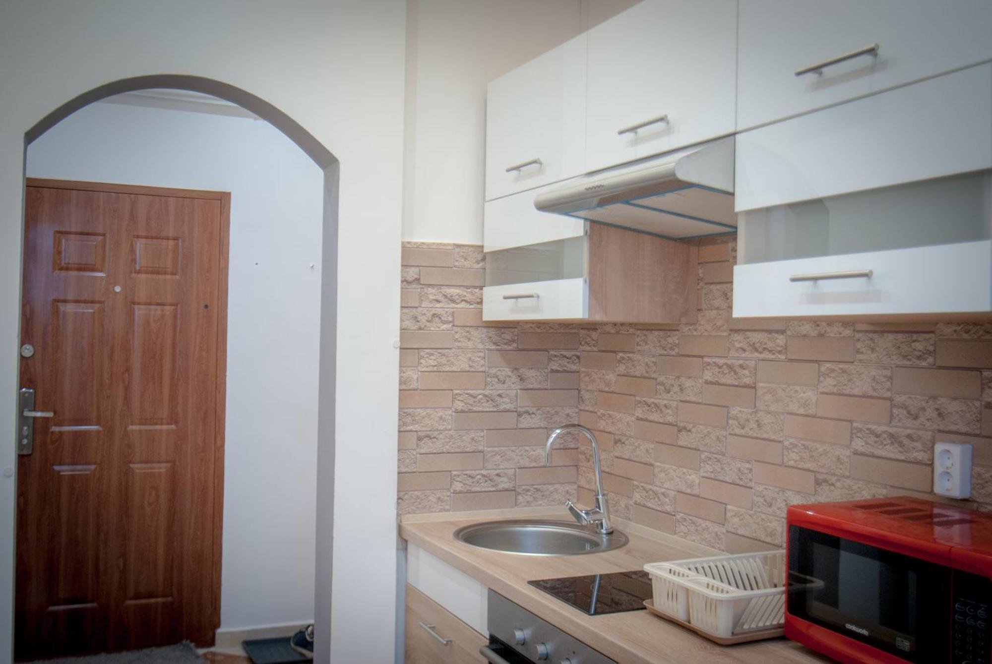 Lovely Central Apartment With Free Parking, Koezponthoz Koezeli 3 Szobas Lakas Γκιόρ Εξωτερικό φωτογραφία
