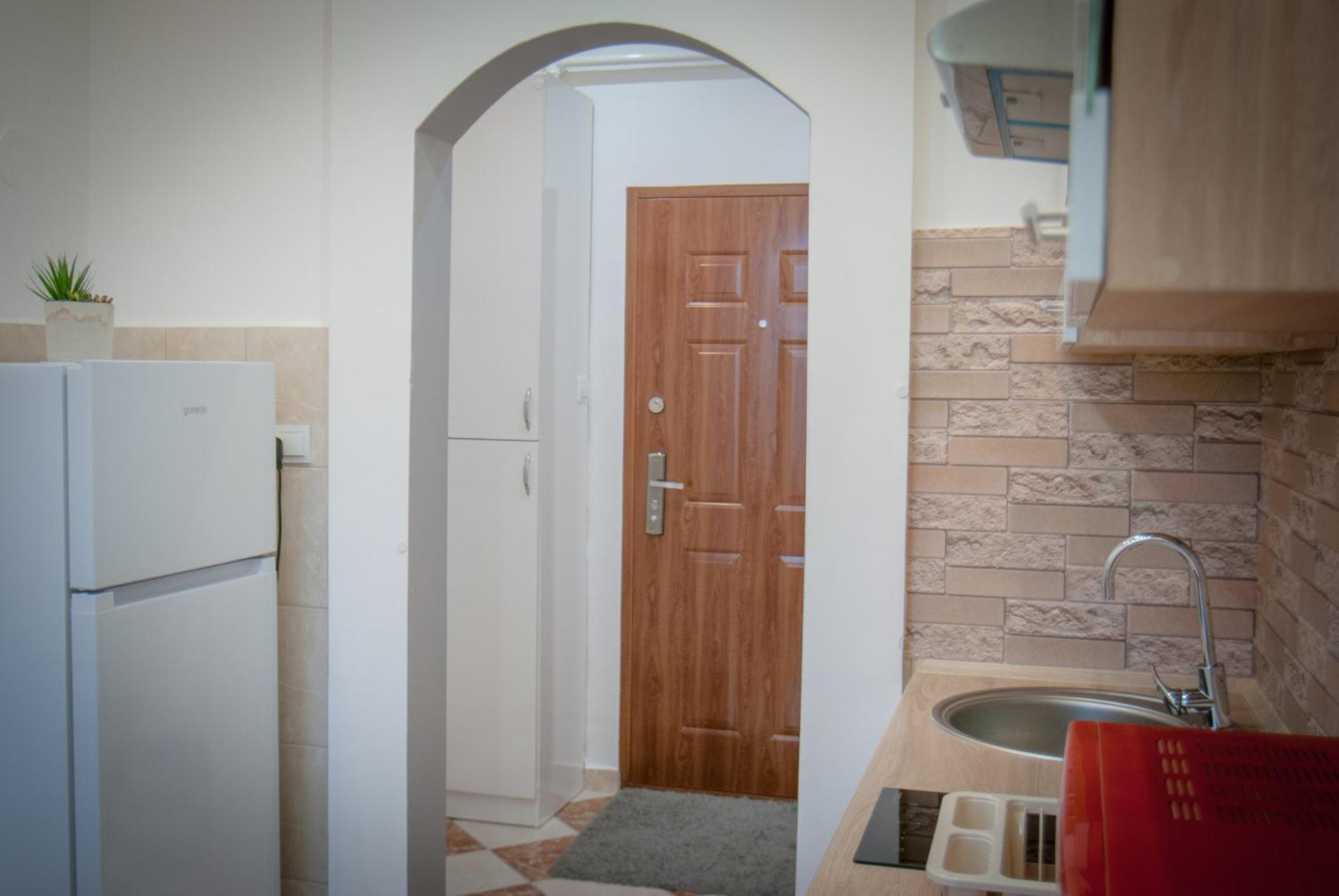 Lovely Central Apartment With Free Parking, Koezponthoz Koezeli 3 Szobas Lakas Γκιόρ Εξωτερικό φωτογραφία