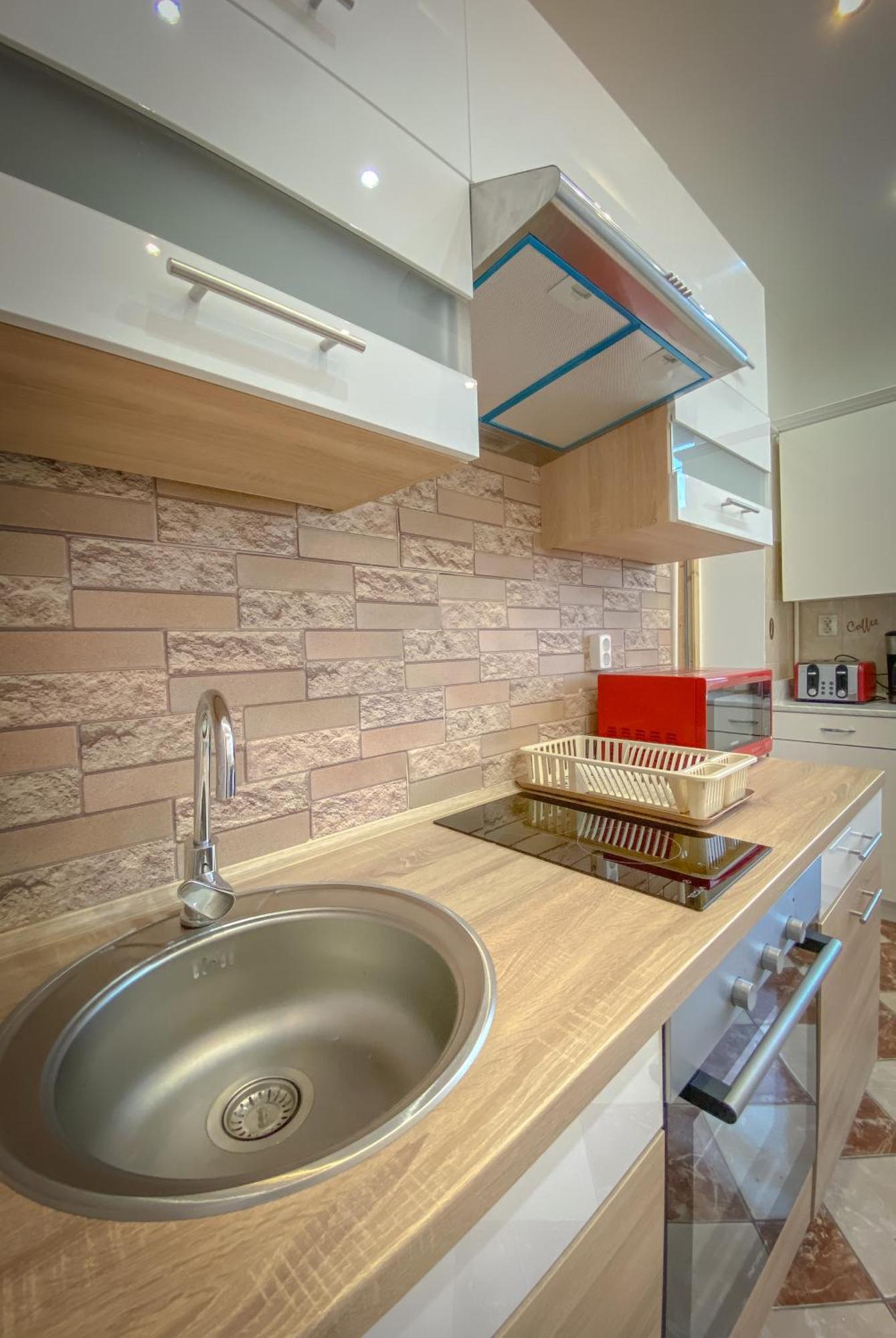Lovely Central Apartment With Free Parking, Koezponthoz Koezeli 3 Szobas Lakas Γκιόρ Εξωτερικό φωτογραφία